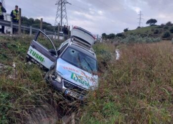 Aksident pranë Vlorës, makina në kanal, dy persona dërgohen në spital