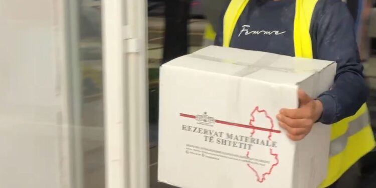 Pogradec/ Mbërrijnë ndihmat nga rezervat e shtetit për familjet e prekura nga përmbytjet