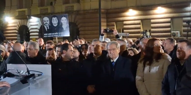 PD proteston para Kryeministrisë, kërkon largimin e Ramës dhe Ballukut