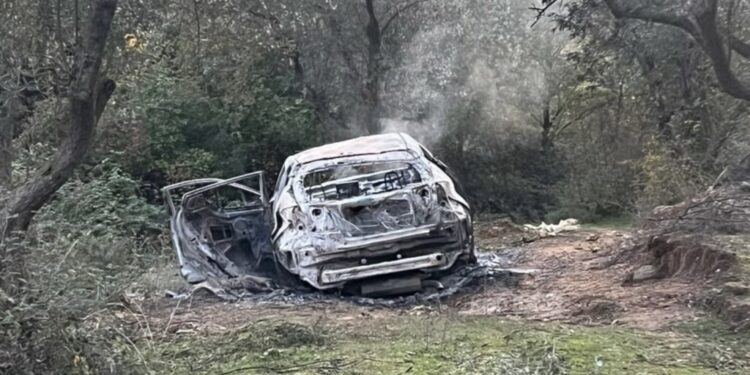 E shkrumbuar plotësisht, publikohet fotoja e makinës së djegur në Krujë