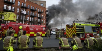 Përfshihet nga flakët një depo në Londër, evakuohet një shkollë që ndodhej pranë ndërtesës