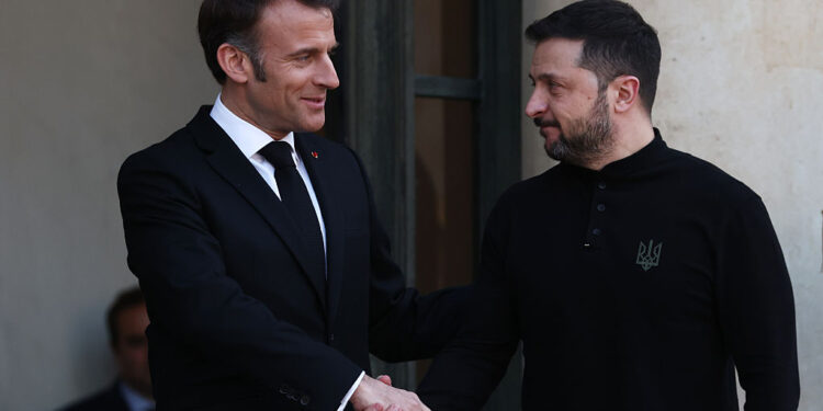 Macron pret Zelenskyn të hënën në Paris për bisedimet mbi paqen në Ukrainë