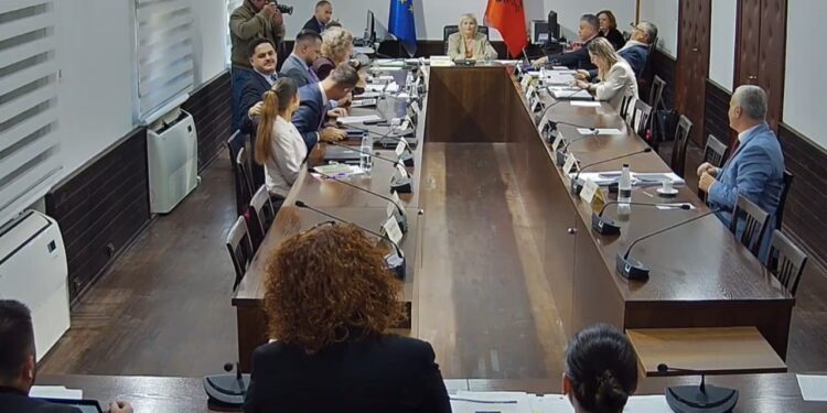 Ndërpritet Komisioni i Ekonomisë, kërkojnë shqyrtimin e projekt-buxhetit në praninë e Ballukut