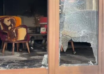 Zjarr i qëllimshëm në një mobilieri në Vlorë, digjet kati i parë i objektit