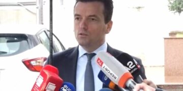 Demokratët braktisën Kuvendin kur foli zv.kryeministrja,“Opozita duhet të merret me Ballukun….