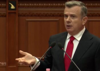 “Ngrije kokën o Sali, e ke tradhtuar vendin sa herë ke pasur mundësi”/ Balla përplaset me opozitën