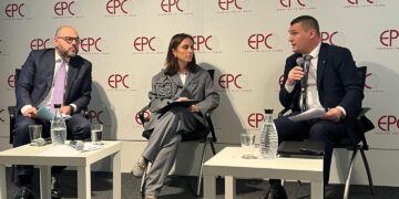 Arrestimi i zyrtarëve të lartë, mesazhi i kreut të SPAK nga Brukseli: Institucionet nuk ndërtohen…