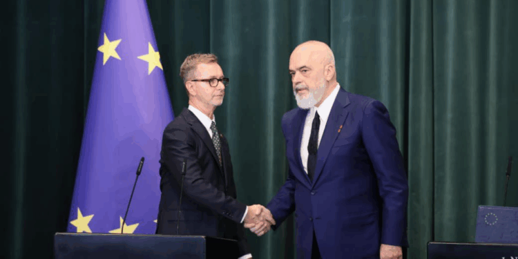 Rama takohet me ambasadorët e BE-së në Kryeministri