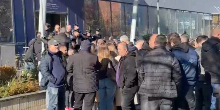 Nuk janë paguar prej disa muajsh, punëtorët transportit publik protestojnë në Prishtinë,