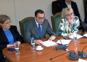 “35 zonja shkojnë në një tualet”/ Kreu i Autoritetit të Konkurrencës ankohet për kushtet