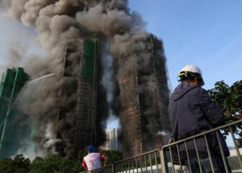 Zjarri shkrumbon pallatet e banimit në Hong Kong, disa persona të bllokuar brenda