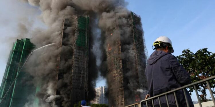 Zjarri shkrumbon pallatet e banimit në Hong Kong, disa persona të bllokuar brenda