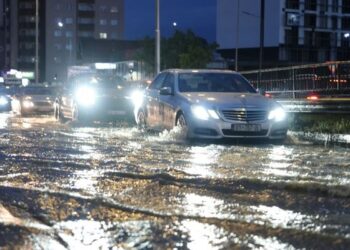 Rrugë të bllokuara dhe mungesë energjie në disa zona, si paraqitet situata sipas qarqeve