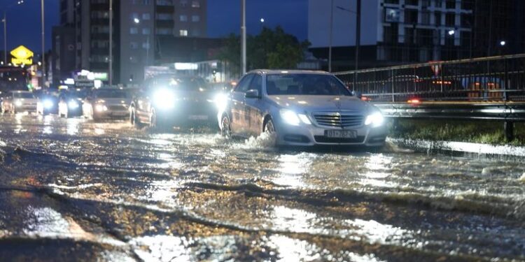 Rrugë të bllokuara dhe mungesë energjie në disa zona, si paraqitet situata sipas qarqeve