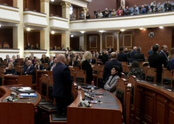Rama merr fjalën në Kuvend, deputetët e opozitës i kthejnë shpinën, kryeministri: Më mirë kurrizin