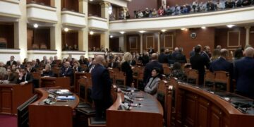 Rama merr fjalën në Kuvend, deputetët e opozitës i kthejnë shpinën, kryeministri: Më mirë kurrizin