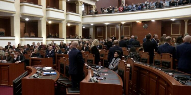 Rama merr fjalën në Kuvend, deputetët e opozitës i kthejnë shpinën, kryeministri: Më mirë kurrizin