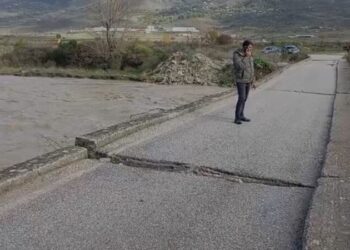 Reshjet e dendura shkaktojnë probleme/ Rrëzohet ura e Glinës, bllokohen 5 fshatra në Gjirokastër