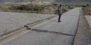 Reshjet e dendura shkaktojnë probleme/ Rrëzohet ura e Glinës, bllokohen 5 fshatra në Gjirokastër