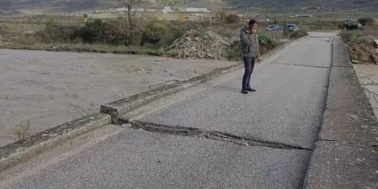 Reshjet e dendura shkaktojnë probleme/ Rrëzohet ura e Glinës, bllokohen 5 fshatra në Gjirokastër