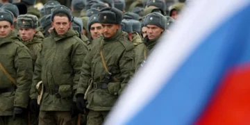 Dekreti i Putinit detyron të huajt në Rusi të nënshkruajnë kontratë me ushtrinë
