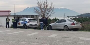 Aksident në në aksin Lushnjë-Berat, tre makina përplasen me njëra-tjetrën