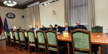 Protesta e 22 dhjetorit, opozita ‘braktis’ komisionet. Deputetët dalin në terren