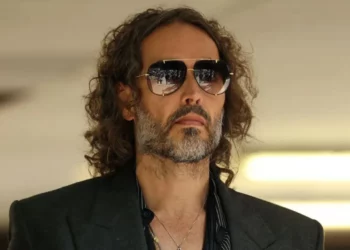 Akuza të reja për përdhunim dhe sulm seksual, Russell Brand në telashe të tjera, i shtohen akuzat