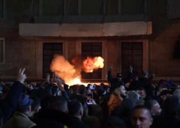 Protesta e opozitës, shoqërohen në komisariat disa protestues, policia: Janë dëmtuar 2 efektivë