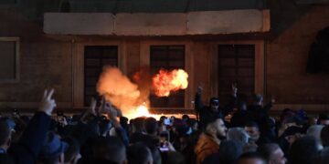 Protesta e opozitës, shoqërohen në komisariat disa protestues, policia: Janë dëmtuar 2 efektivë