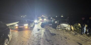 Aksident në aksin Thumanë- Fushë Krujë, makinat bëhen copash, një person i lënduar