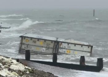 Tonelata me banane në brigjet britanike, autoritetet: Mos i hani ato