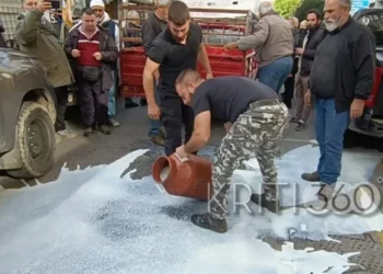 Fermerët derdhin qumësht jashtë Zyrës së Taksave të Hanias