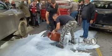 Fermerët derdhin qumësht jashtë Zyrës së Taksave të Hanias