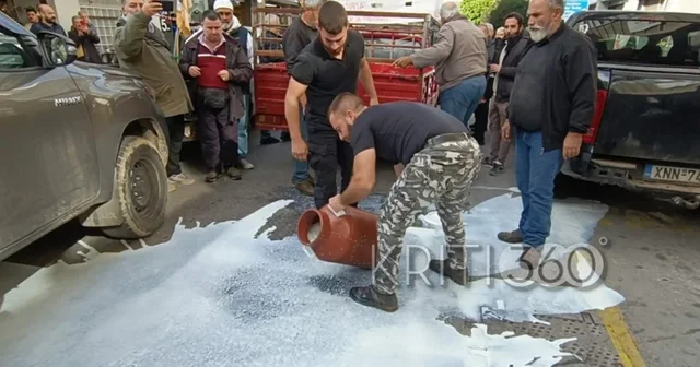 Fermerët derdhin qumësht jashtë Zyrës së Taksave të Hanias