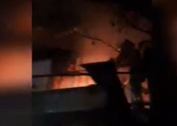 Përfshihet nga flakët banesa në Vlorë, zjarrfikëset në vendngjarje