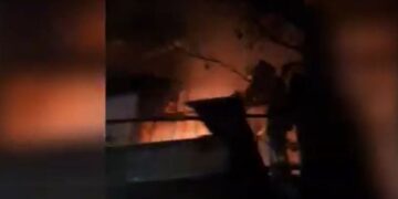 Përfshihet nga flakët banesa në Vlorë, zjarrfikëset në vendngjarje