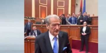 Tensionet në Kuvend, Berisha futet live në Facebook: Shkoni gjeni Agasin