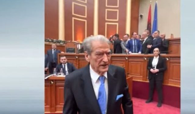 Tensionet në Kuvend, Berisha futet live në Facebook: Shkoni gjeni Agasin