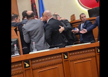 OPOZITA PËRPLASJE ME GARDËN/ PD ndërpret punimet, Berisha: Mos i prekni deputetët!