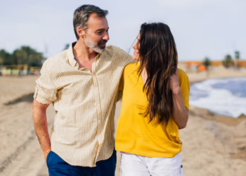 Pse meshkujt priren të pëlqejnë dhe të dalin me femra më të reja në moshë?