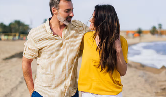 Pse meshkujt priren të pëlqejnë dhe të dalin me femra më të reja në moshë?