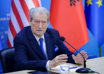 Berisha mbledh aleatët në selinë blu, komenton çështjen e zëvendëskryeministres