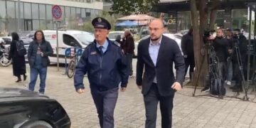 Në arrest shtëpie për skandalin “Balluku”, Erald Elezi paraqitet në SPAK i shoqëruar nga policia