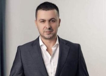 Partneri i Eni Koçit konfirmon kandidimin për deputet në listën e PDK-së