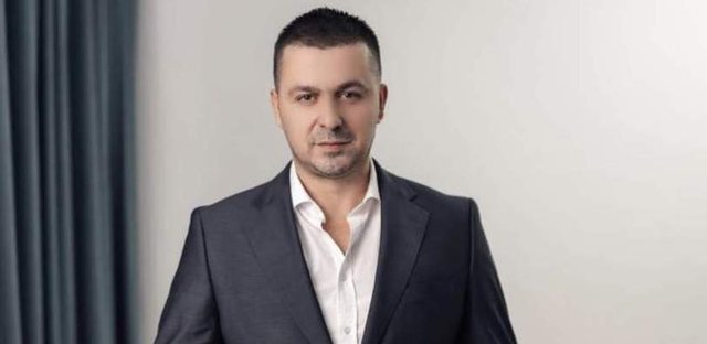 Partneri i Eni Koçit konfirmon kandidimin për deputet në listën e PDK-së