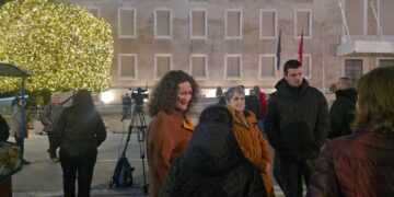 Argita Berisha i bashkohet protestës së opozitës para Kryeministrisë