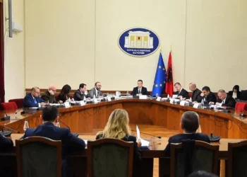 Përplasje mes avokatit të Ballukut dhe kreut të SPAK; USB me prova, kusht për deputetët