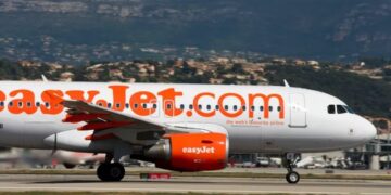 Aeroport: E moshuara vdes para fluturimit, familjarët përpiqen ta “maskojnë” si të gjallë