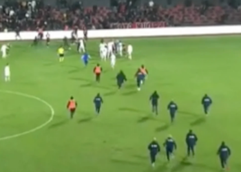 Skandal në Vlorë, tifozët futen në fushë dhe dhunojnë futbollistët e Teutës, ndërpritet sfida